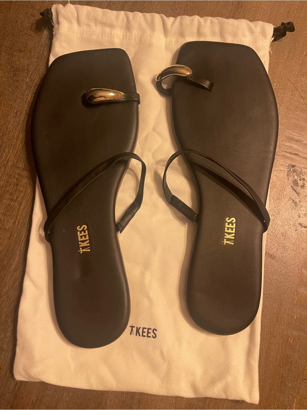 TKEES Black Minimal Leather Toe-Loop Sandals